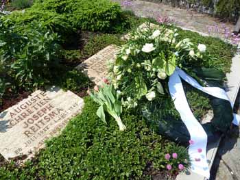 Krans van de gemeente Bloemendaal bij het graf van Willem Arondus, foto Plekker